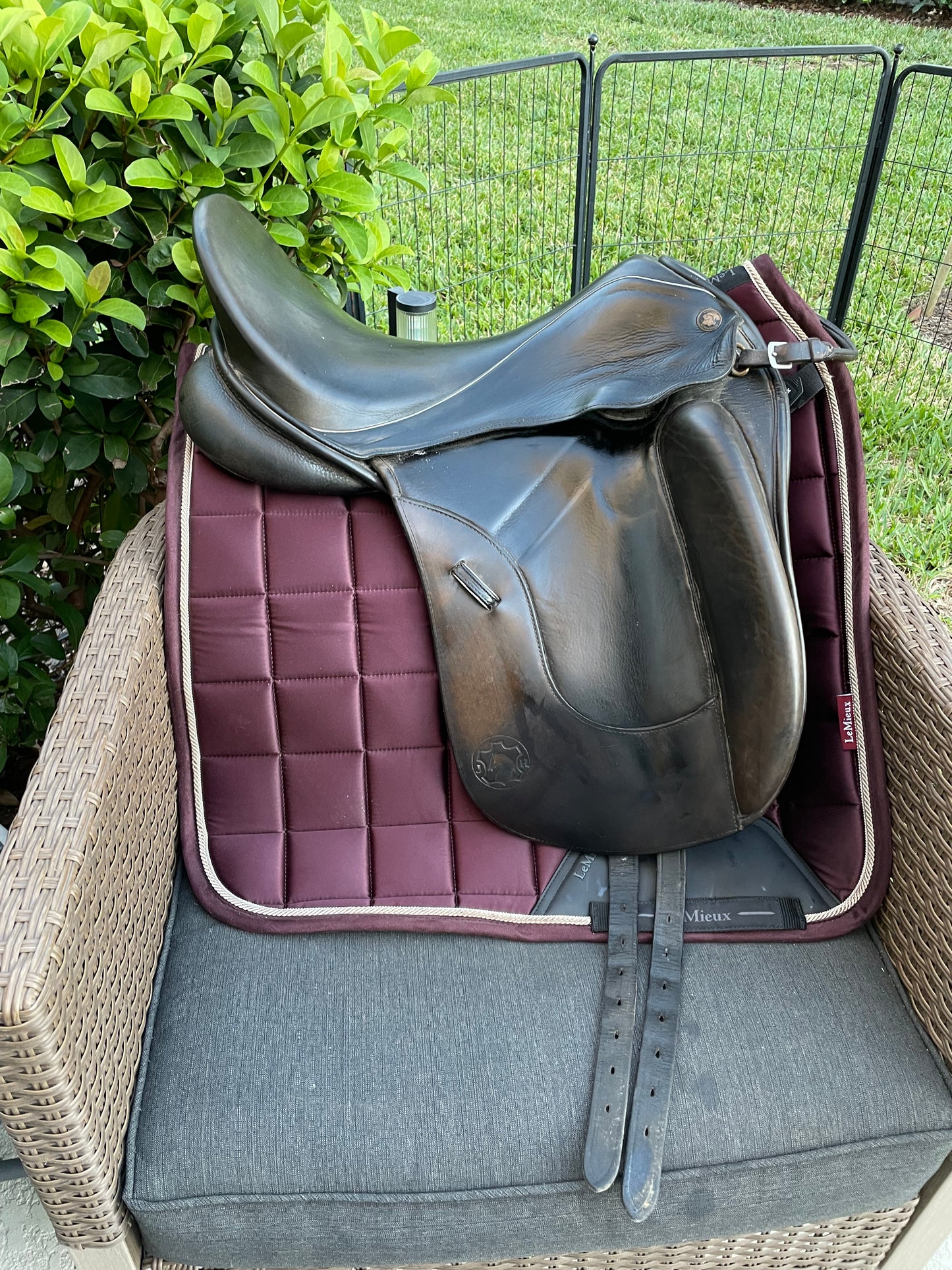 18” Hennig Sofa Dressage Saddle - Medium Wide