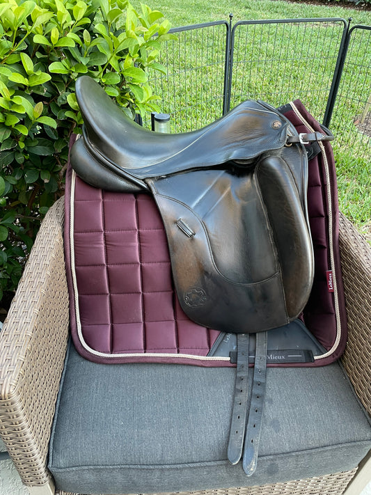 18” Hennig Sofa Dressage Saddle - Medium Wide