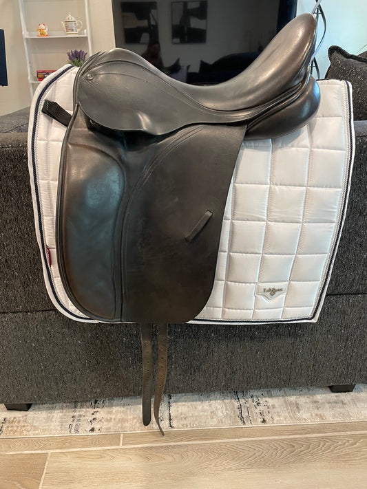 2005 County Competitor 17” Dressage Saddle - Medium Tree