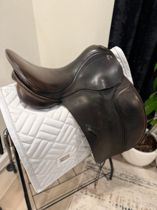 2005 County Competitor 17” Dressage Saddle - Medium Tree
