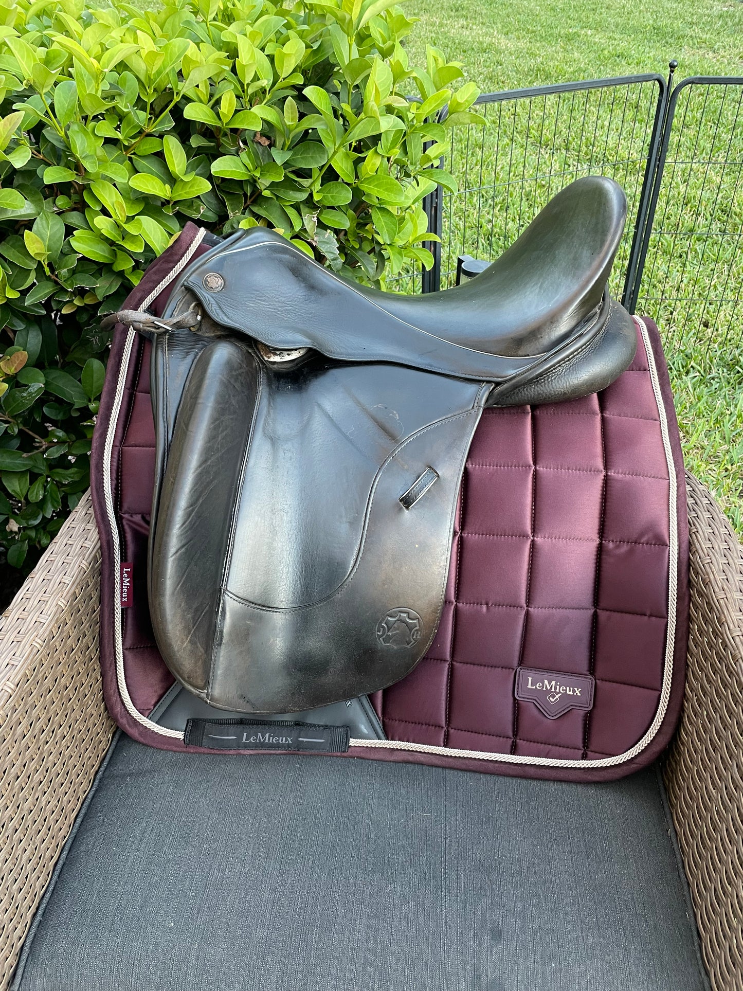18” Hennig Sofa Dressage Saddle - Medium Wide